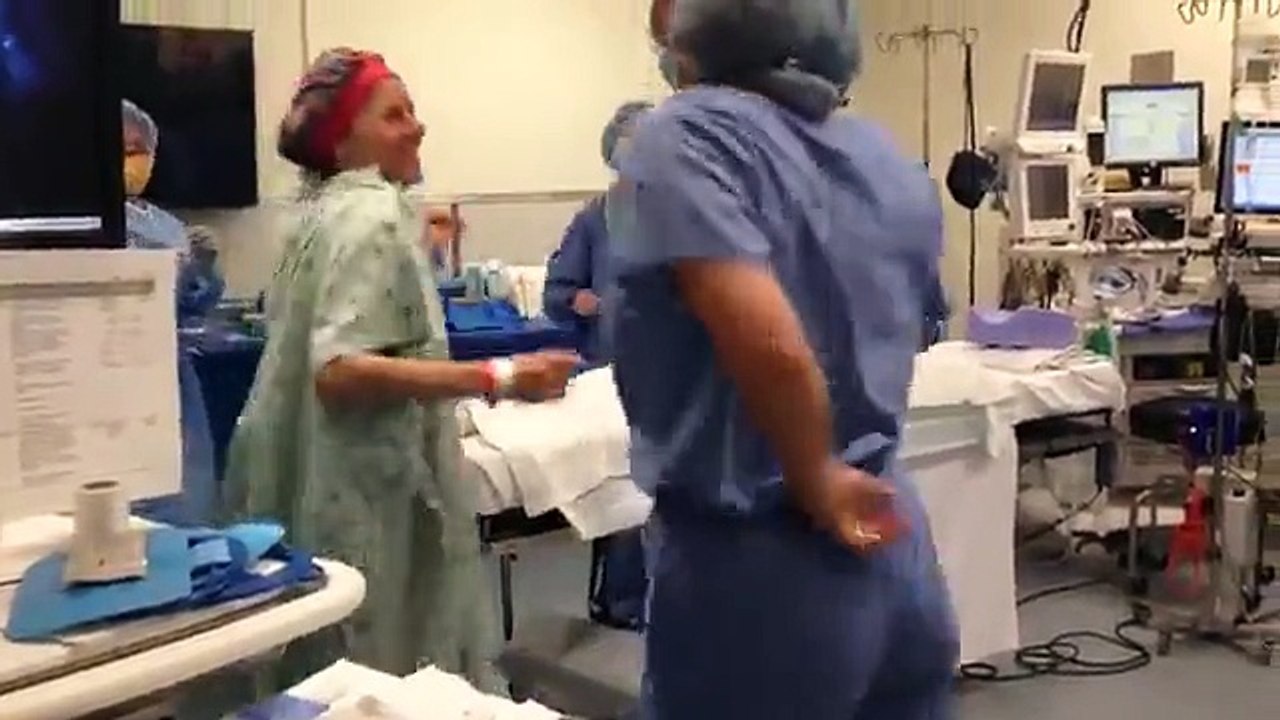 Vidéo : elle danse au bloc avec ses chirurgiens avant sa mastectomie