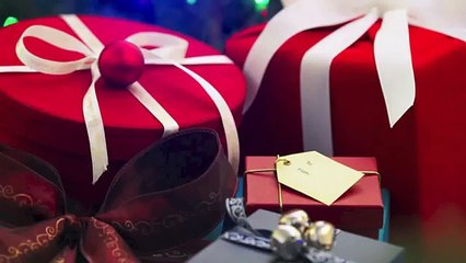 Deux ans plus tard, il découvre une lettre de sa femme morte du cancer et fond en larmes