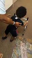 Touchant, cet enfant amputé apprend à marcher