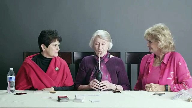 Ces trois grands-mères fument de la marijuana pour la première fois