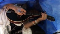 Il joue de la mandoline tout en se faisant opérer du cerveau