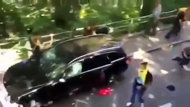 Un automobiliste Turc roule sur des Kurdes