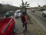 Motorcyclists in Tijuana attack a taxi driver in front of a cop