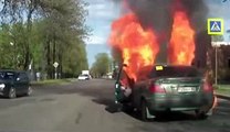 Carro pega fogo após motorista acender cigarro enquanto dirigia