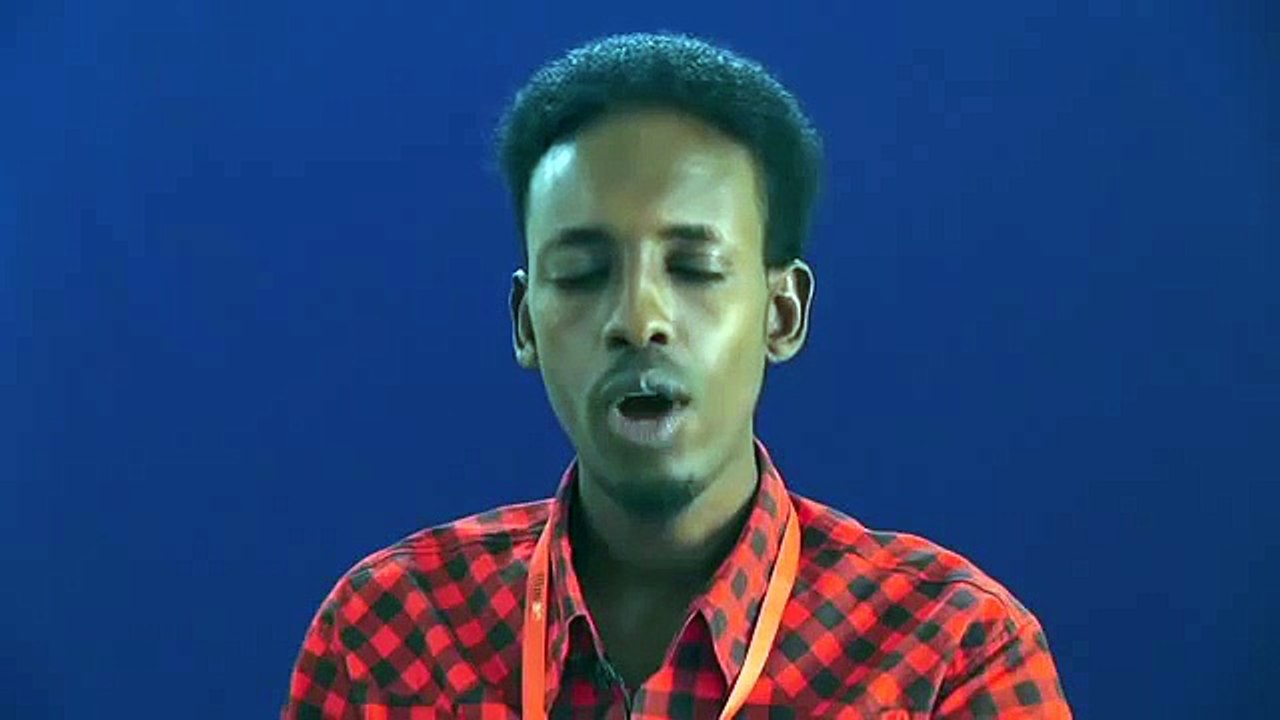 Somali organization teaching white american how to speak Somali