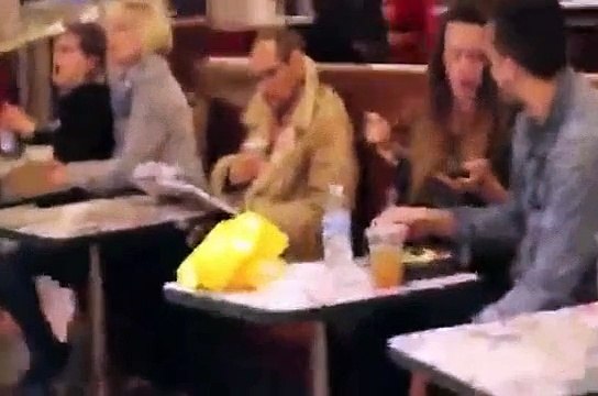 Les baisers de farces - vidéo Drôle, 2015 - c'est drôle échoue - des vidéos marrantes qui vous font rire, pleurer