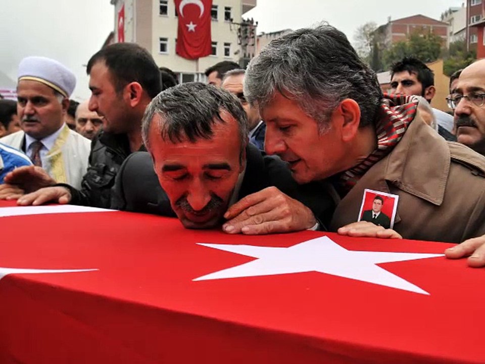 Yavrum sana doyamadım Ben yaranı saramadım nenni yavrum nenni