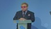 Cantor Elton John cai em pegadinha de comediantes russos