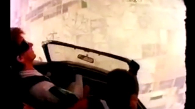 Saut en parachute en voiture... Skydiving extrême