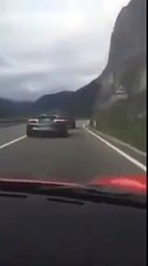 Une course sur route de montagne entre une Ferrari 360CS et Porsche 918 Spyder