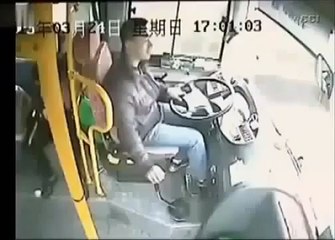 Halk otobüsünün ön camndan direk girdi