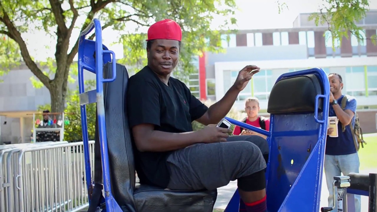 Des étudiants essaient ce simulateur d'accident de voiture pour se rendre compte de l'utilité de la ceinture de sécurité