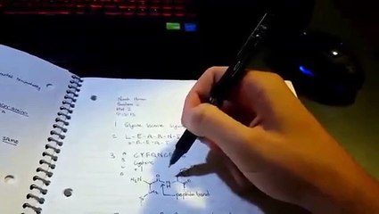 Cet étudiant ne peut pas bosser à cause de son coloc qui fait la fête...