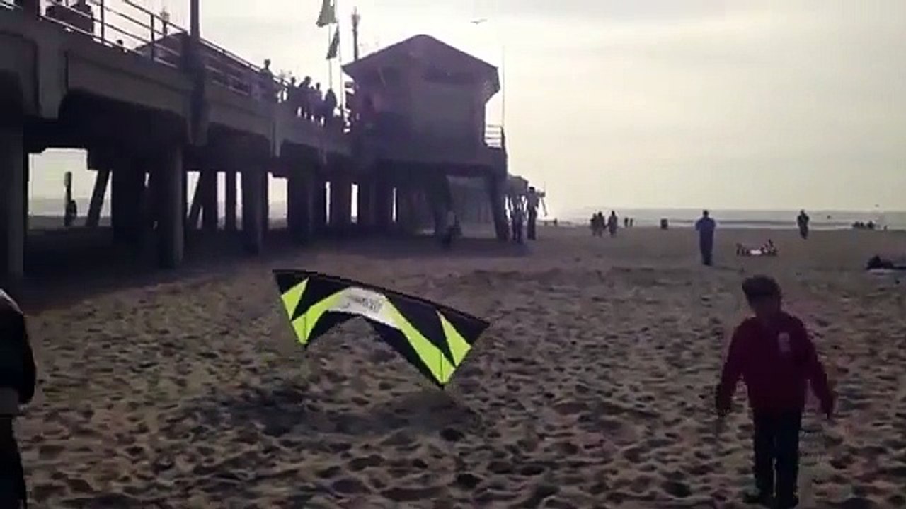 Ce gamin n'arrive pas à attraper ce cerf-volant - Pilotage Précis et rapide!