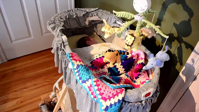 Il fabrique une machine pour bercer son bébé qui pleure... Fail, le bébé continue de pleurer!