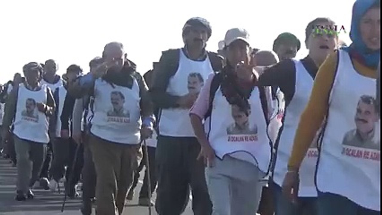PKK'lılar cizreden diyarbakıra kadar yürüyüşe çıktı.. bakın iyi izleyin ihaneti iyi görün..!!