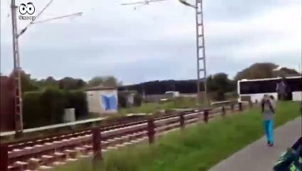 Un train percute un bus scolaire