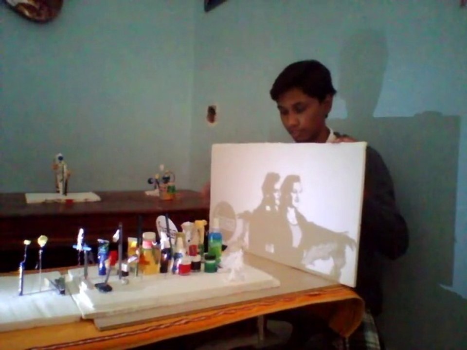 Il recrée une scène de Titanic en ombres... Leo et Kate! Magique...