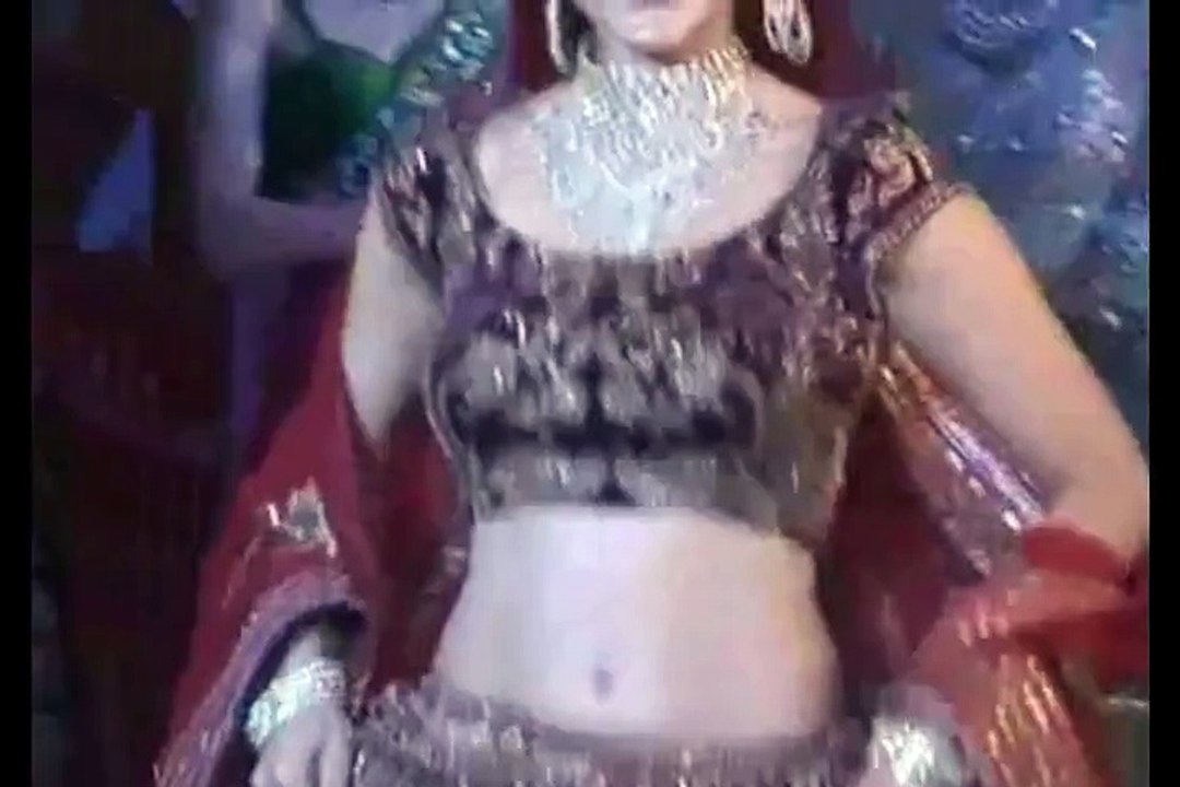 Ameesha Patel walks the ramp in a low waist bridal lehenga choli at IIJW 2012