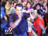 Salman Khan goes eco-friendly, immerses Ganpati in pool - Tv9 Gujarati