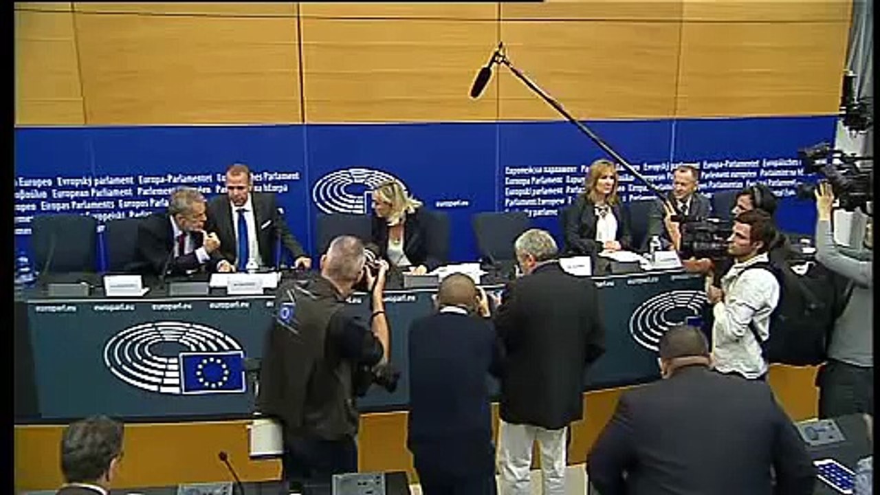 Marine Le Pen balance - Guerre froide au Parlement Européen 09.09.15