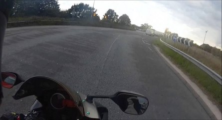 Une voiture double une moto par la droite et va se crasher