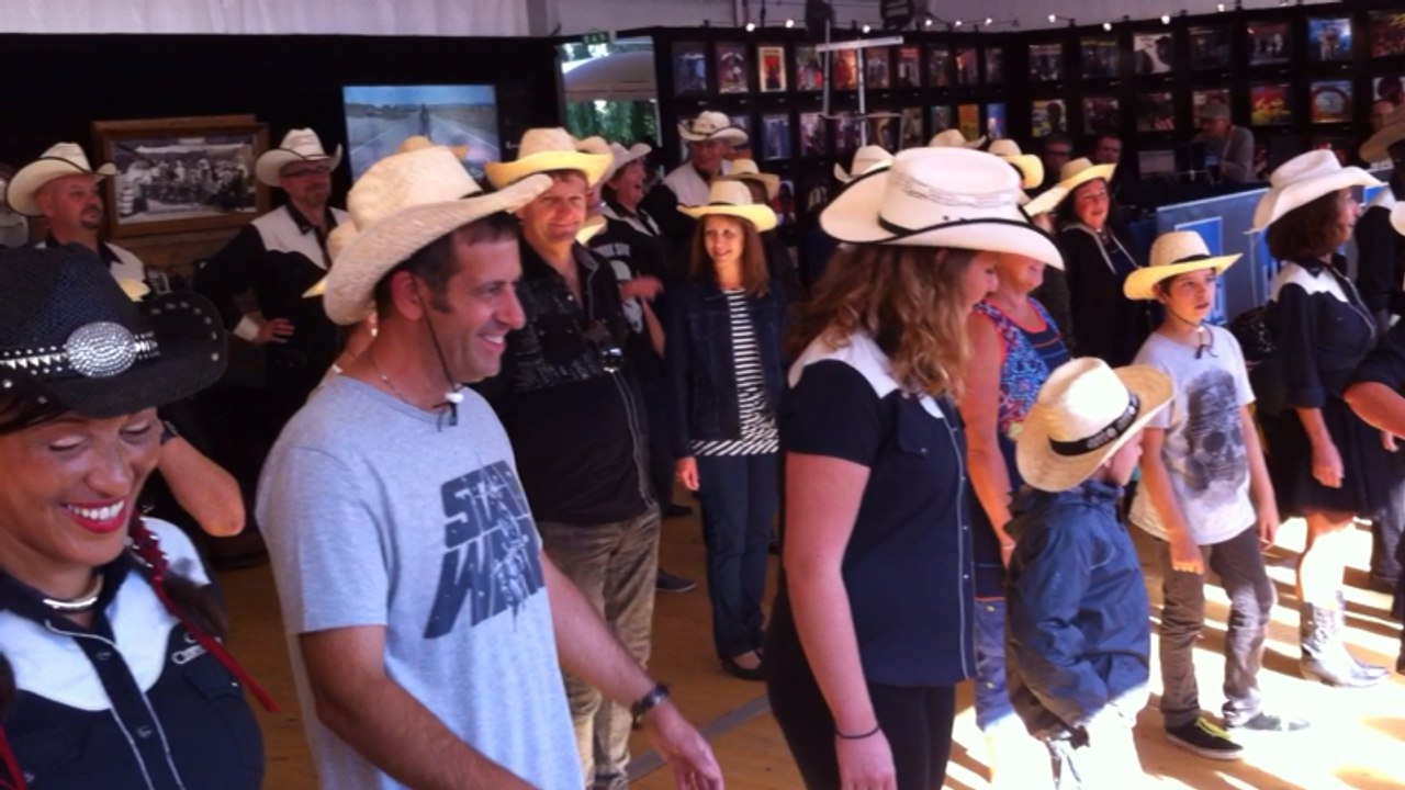 Le Caen danse country en scéne