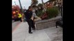 Un policier utilise une matraque brutalement sur un jeune