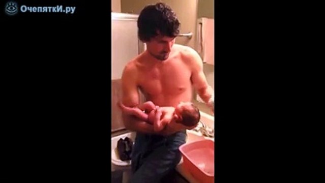 Что может быть трогательнее купание малыша Когда это делает папа)