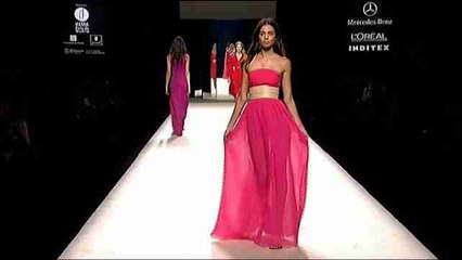 Juanjo Oliva presenta una colección muy femenina y llena de color