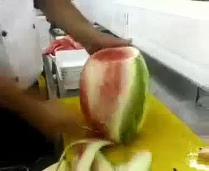 КАК АРБУЗ НАДО РЕЗАТЬ