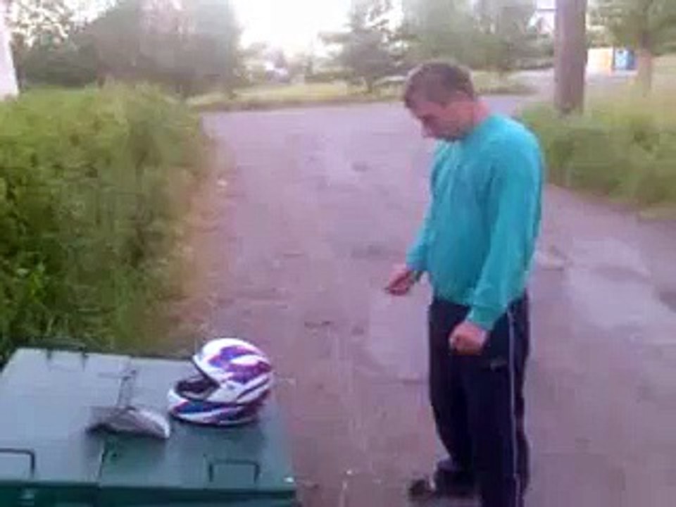 Пьяная голова против шлема!