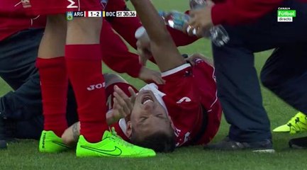 Carlos Tevez brise la jambe d'Ezequiel Ham et ne prend pas de carton