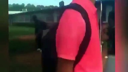 Un policier tire au taser sur deux collégiens qui se batent