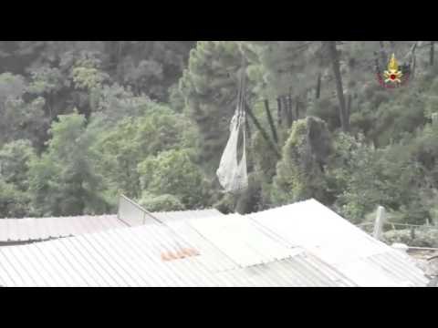 Montignoso (MS) - Vitello salvato dall'elicottero dei Vigili del Fuoco (19.09.15))