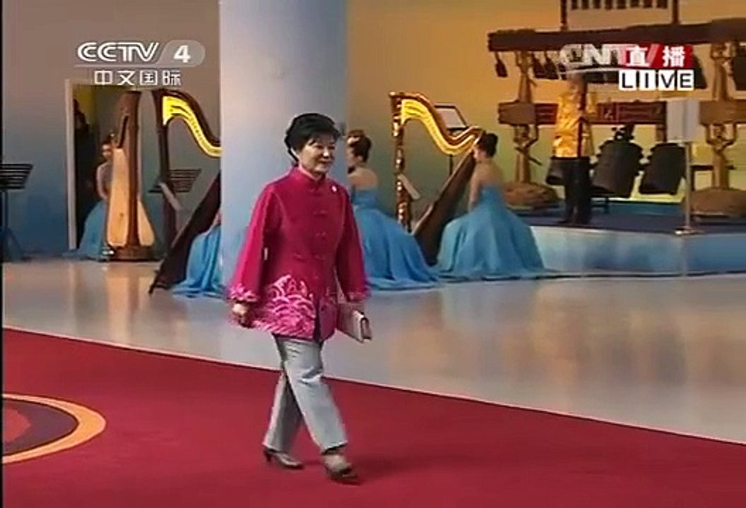 【全程回放】习近平主席夫妇同APEC经济体领导人夫妇等依次合影