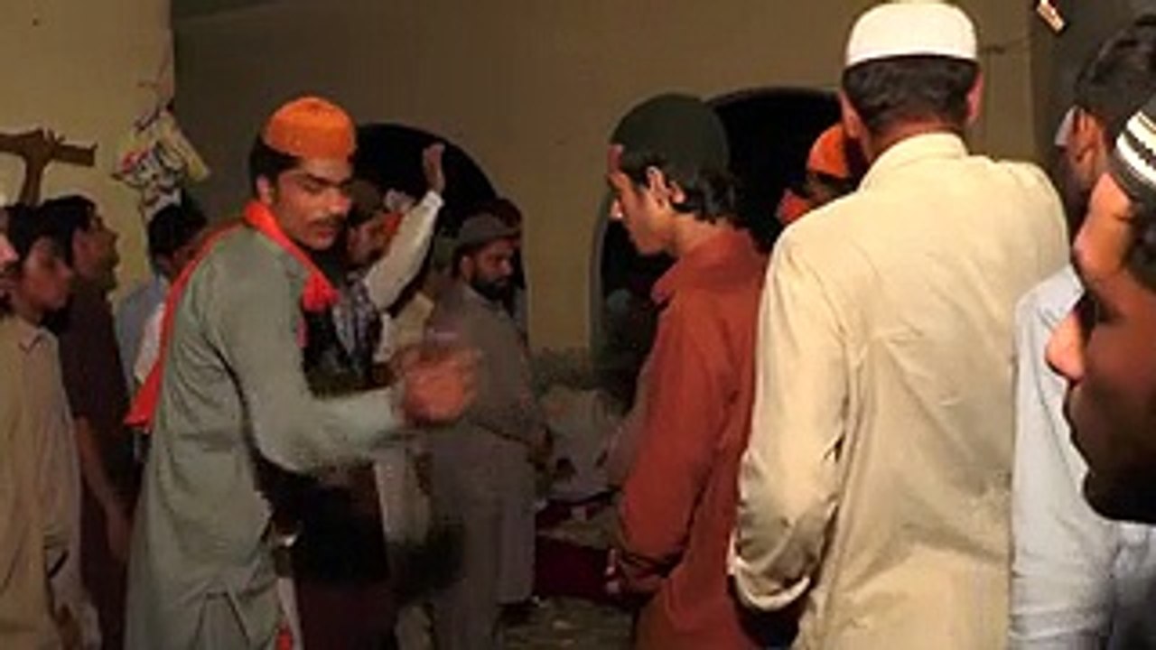 Apne baba ko dulha bana ke