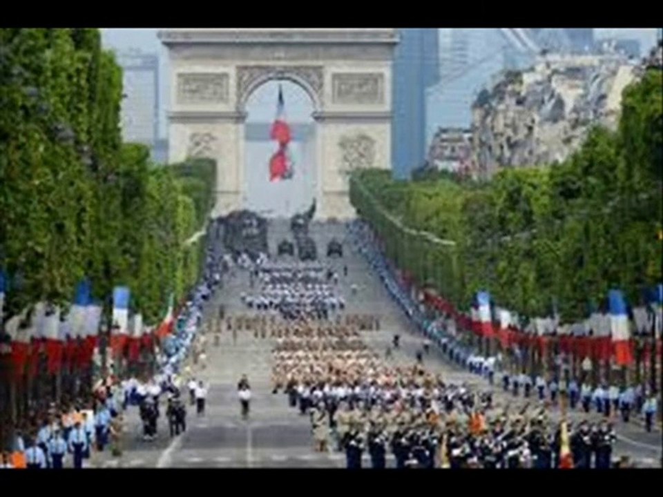 Chanson AUX CHAMPS ELYSEES