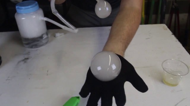 Faire des bulles de neiges carbonique