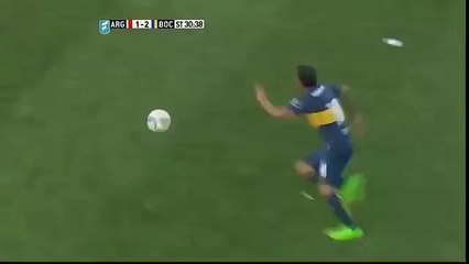 فيديو مؤلم ؛"كارلوس تيفيز" ينهي مسيرة لاعب بعد ما كسرلو ساقوا "إلي مايستحملش مايتفرجش"