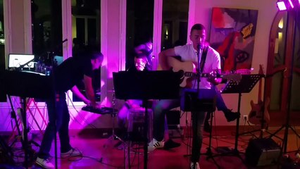 Original Vidéo Fini le Mali et l'odeur de transi, " Loin de chez toi " en live acoustique à Bastia