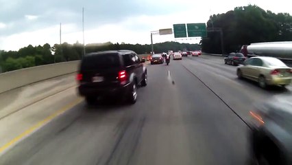 Ce Motard n'aurait JAMAIS du Slalomer entre les Voitures