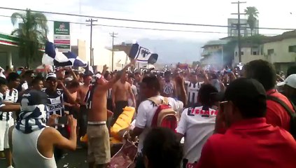 Hinchas rayados queman la gallina