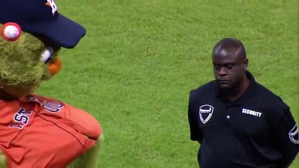 Security guard cannot stop himself from dancing in match ground