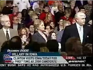 Hillary Clinton chante l'hymne national américain