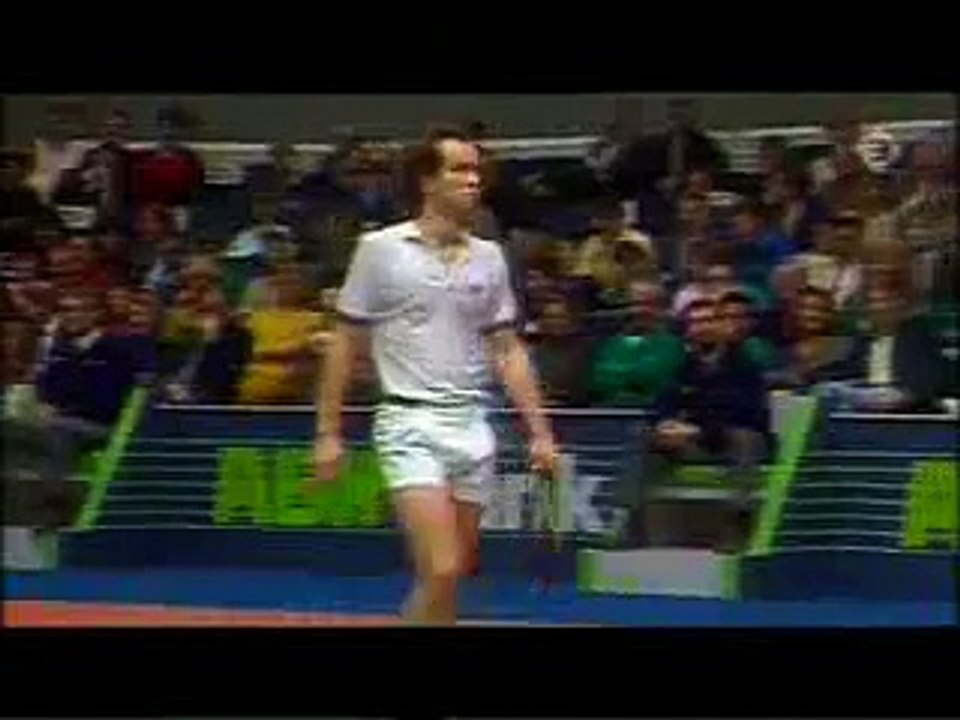 John McEnroe critique l'arbitre