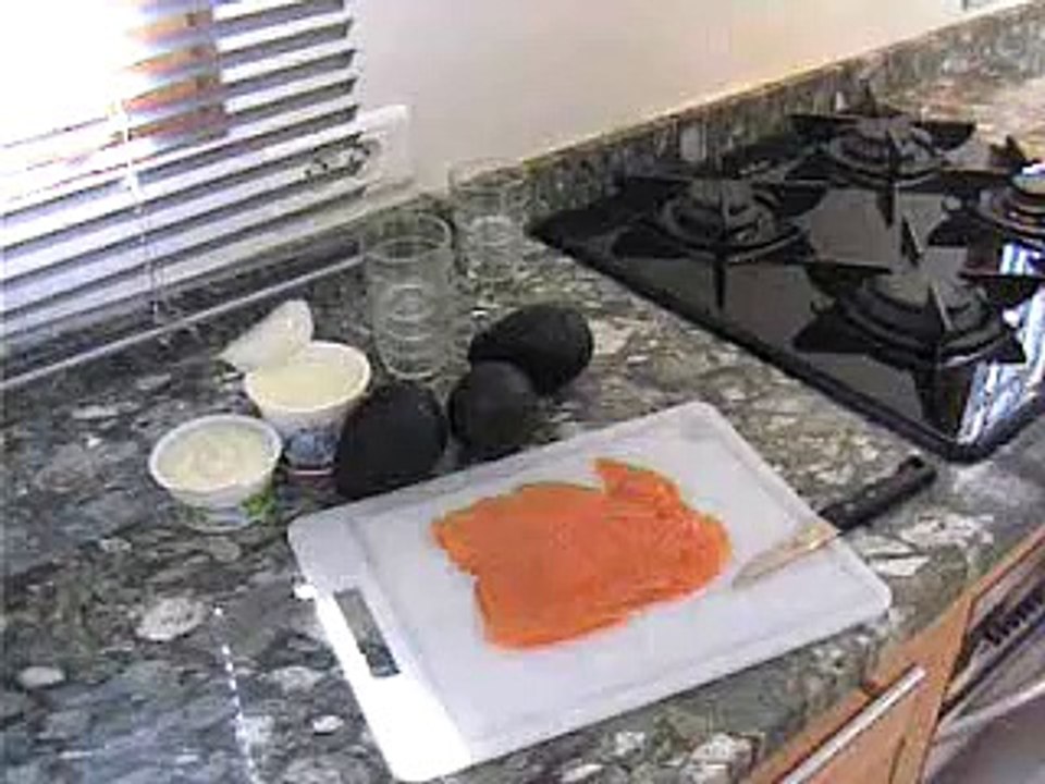 Verrine au saumon, avocat, fromage ail et fines herbes