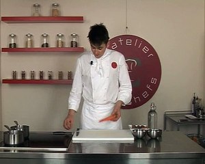 Crème douce de racines d'hiver en rouge et blanc