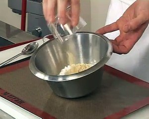 Nage d'agrumes, émulsion de champagne, tuile géante aux amandes