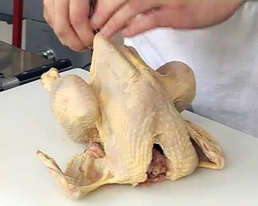 Volaille farcie aux fruits secs et rôtie entière, châtaignes et carottes